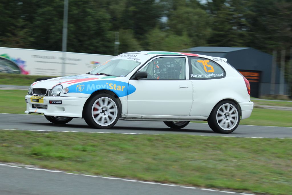 En god debut i den ny-ombyggede Toyota Corolla for Morten Lundgaard. Desværre varede den kun indtil lige efter målflaget i Løb 1, hvorefter der måtte tømmes en pulverslukker ned i motorrummet. Vi håber at se ham tilbage på banen snarest muligt.
(Foto: JJ Media)